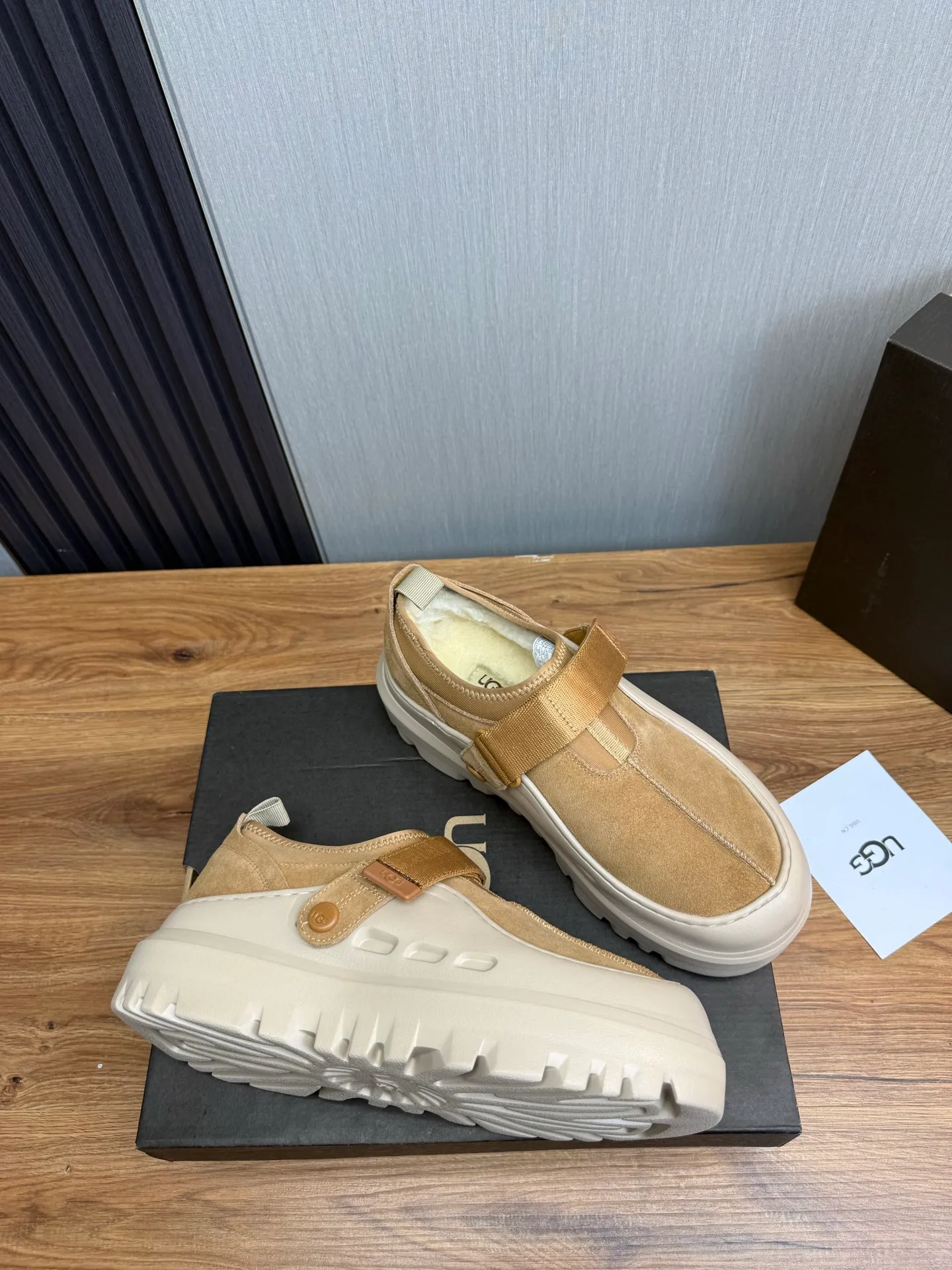 Men's shoes💰580💰Couples💖 New UGG fur integrated men's simple and fashionable snow boots. The most worth buying at the end of this year are warm casual shoes. Whether you are out and about at home, their comfortable and warm performance will be your most suitable fashion companion! The material is cowhide upper and imported wool is used inside. Warm and comfortable! The eva+ rubber patch outsole is cushioned, non-slip and wear-resistant, and has good elasticity. It is light and wear-resistant, comfortable and soft, and the new simple cut is more fashionable. It has both practicality and fashion sense, so you no longer have to worry about how to match it in winter, while still maintaining your fashionable taste. High-quality genuine wool. Look at the details for the material! Size: 35-40-41-42-43-44-44 sneaker size